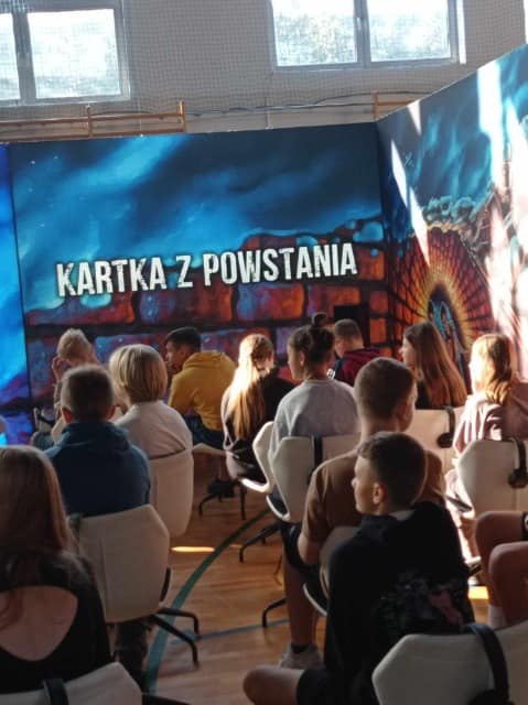 W Olszewie-Borkach obejrzeli filmy VR „Kartka z Powstania” i „Wiktoria 1920” - zdjęcie #13 - eOstroleka.pl