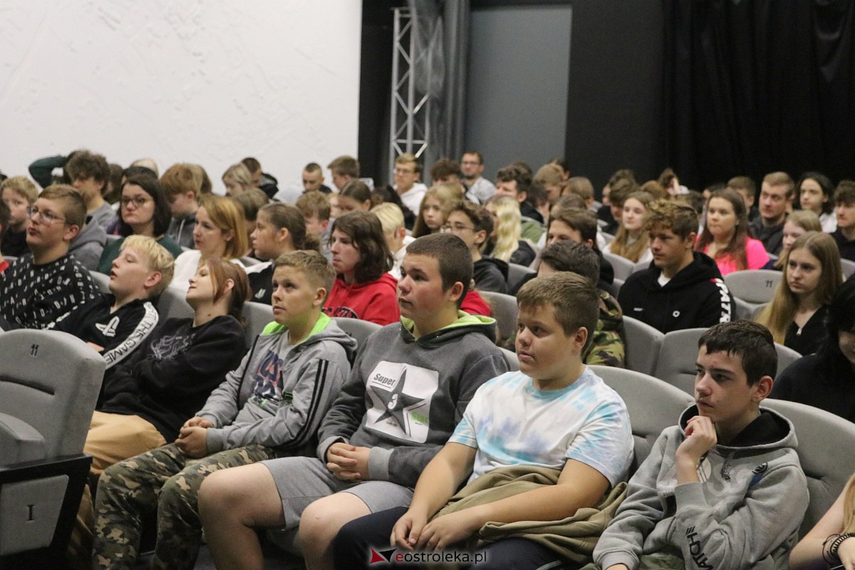 Wszechmocni w sieci - spektakl Teatru Kamienica [04.10.2023] - zdjęcie #25 - eOstroleka.pl