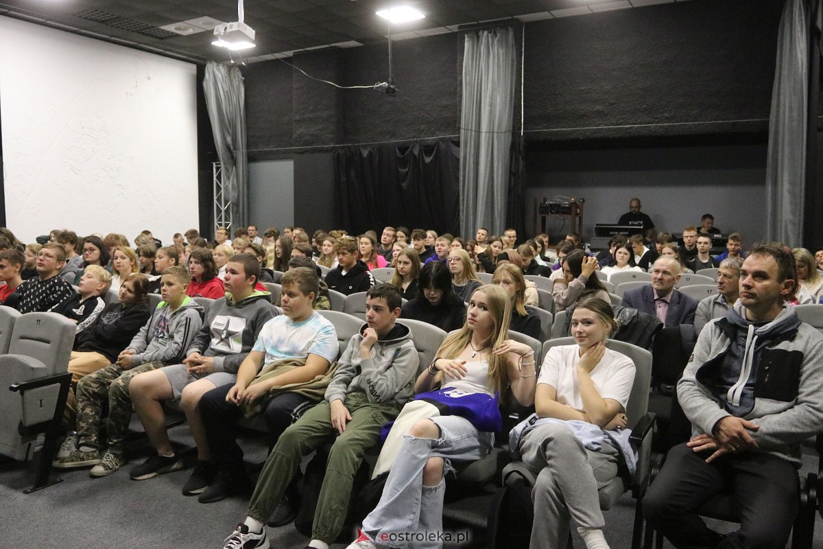 Wszechmocni w sieci - spektakl Teatru Kamienica [04.10.2023] - zdjęcie #24 - eOstroleka.pl