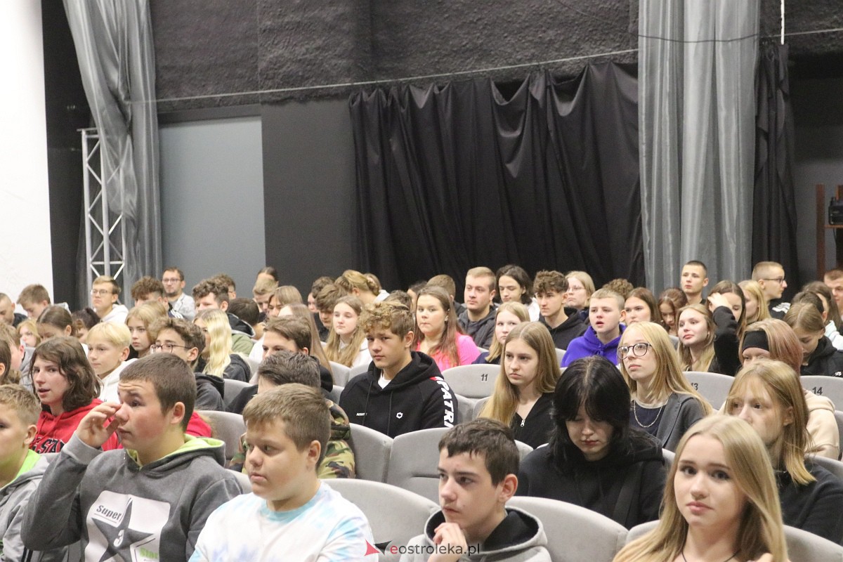 Wszechmocni w sieci - spektakl Teatru Kamienica [04.10.2023] - zdjęcie #23 - eOstroleka.pl