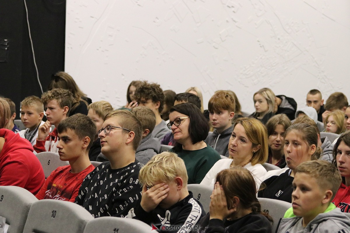 Wszechmocni w sieci - spektakl Teatru Kamienica [04.10.2023] - zdjęcie #21 - eOstroleka.pl
