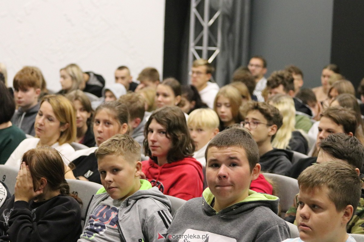 Wszechmocni w sieci - spektakl Teatru Kamienica [04.10.2023] - zdjęcie #20 - eOstroleka.pl
