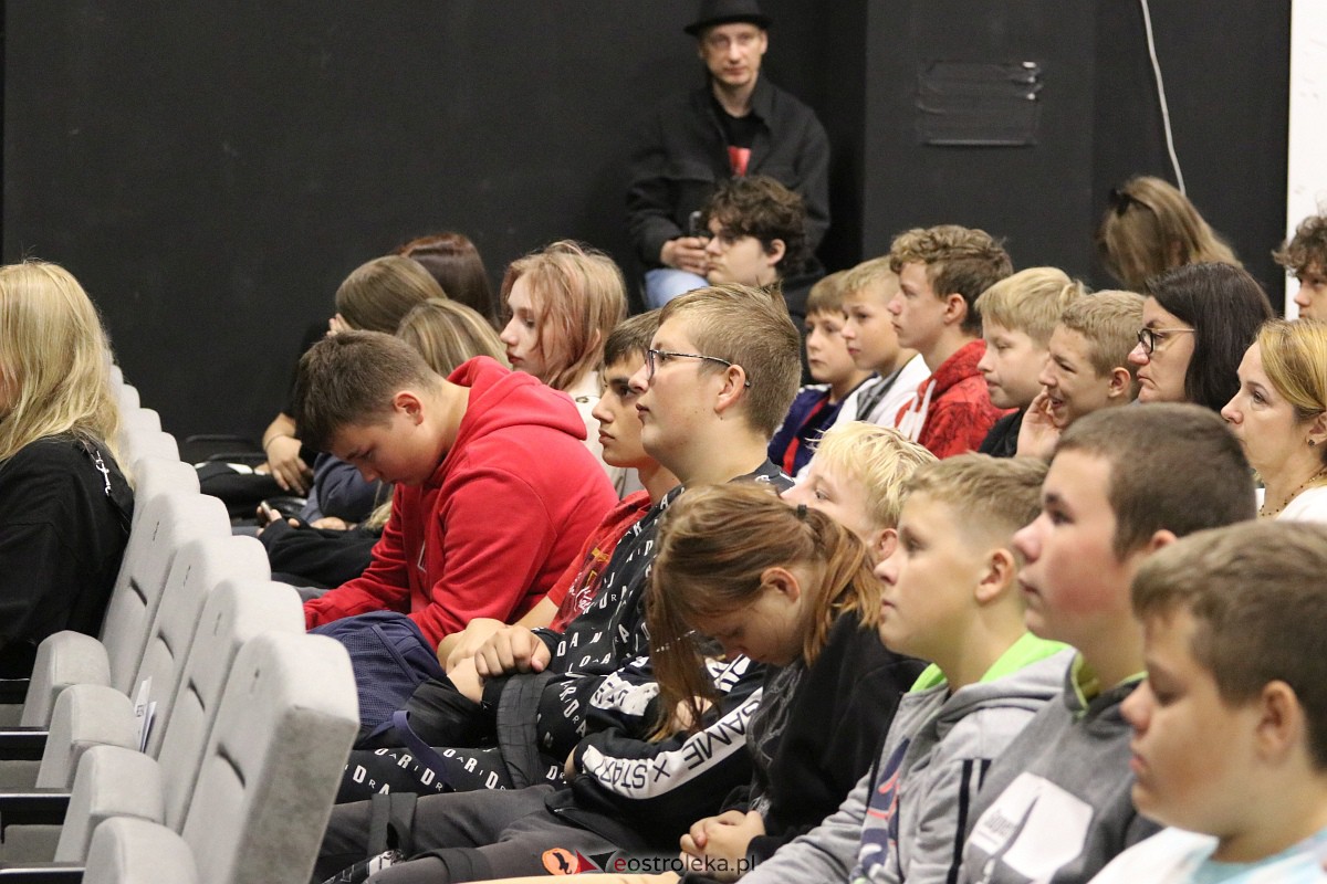 Wszechmocni w sieci - spektakl Teatru Kamienica [04.10.2023] - zdjęcie #13 - eOstroleka.pl
