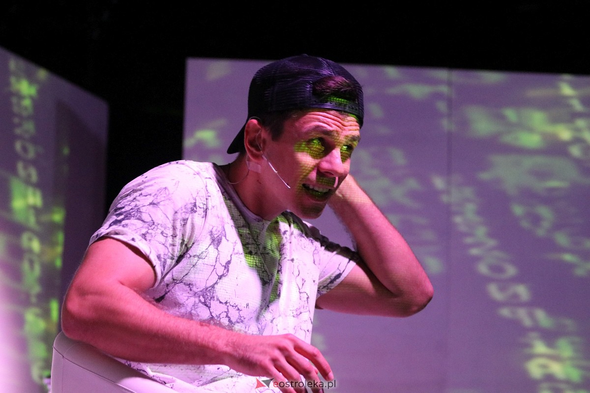 Wszechmocni w sieci - spektakl Teatru Kamienica [04.10.2023] - zdjęcie #2 - eOstroleka.pl