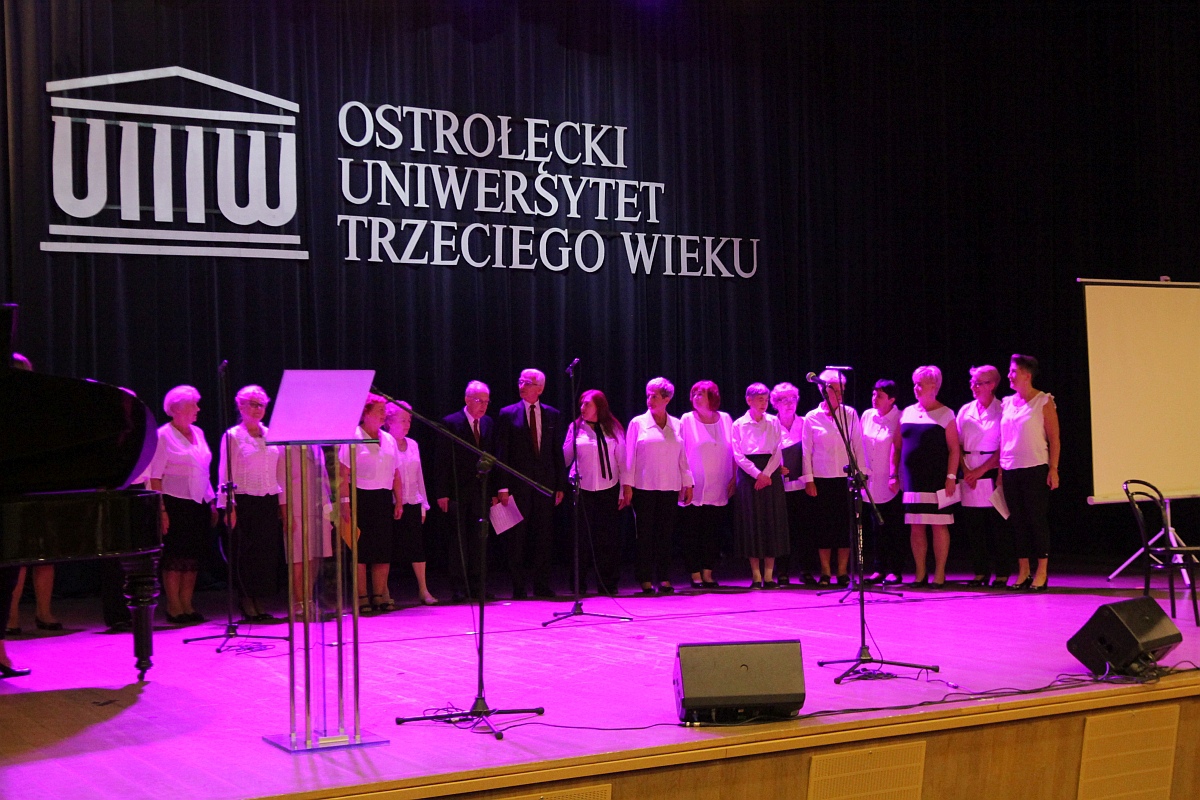 Inauguracja roku akademickiego 2023/24 Ostrołęckiego Uniwersytetu Trzeciego Wieku [04.10.2023] - zdjęcie #59 - eOstroleka.pl