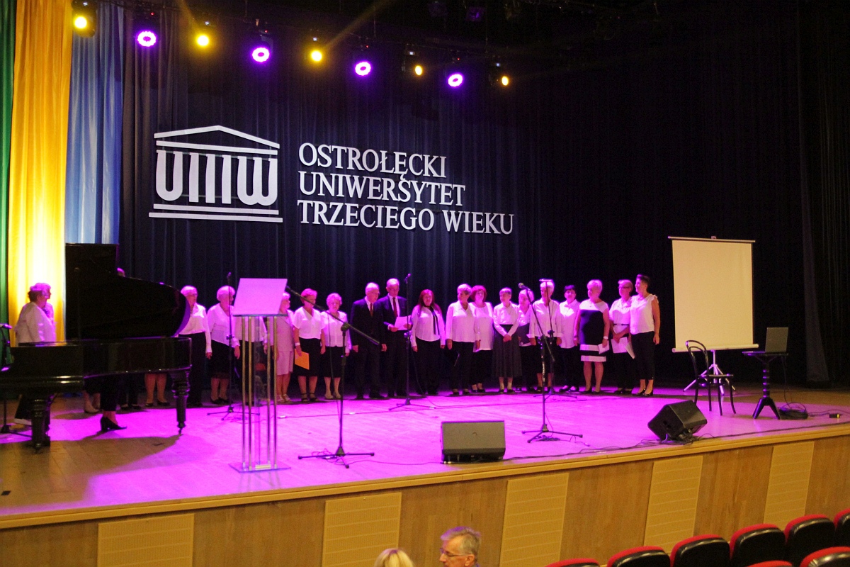 Inauguracja roku akademickiego 2023/24 Ostrołęckiego Uniwersytetu Trzeciego Wieku [04.10.2023] - zdjęcie #58 - eOstroleka.pl