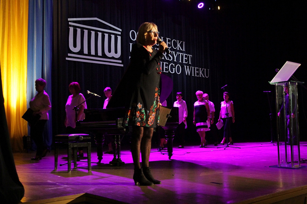Inauguracja roku akademickiego 2023/24 Ostrołęckiego Uniwersytetu Trzeciego Wieku [04.10.2023] - zdjęcie #50 - eOstroleka.pl