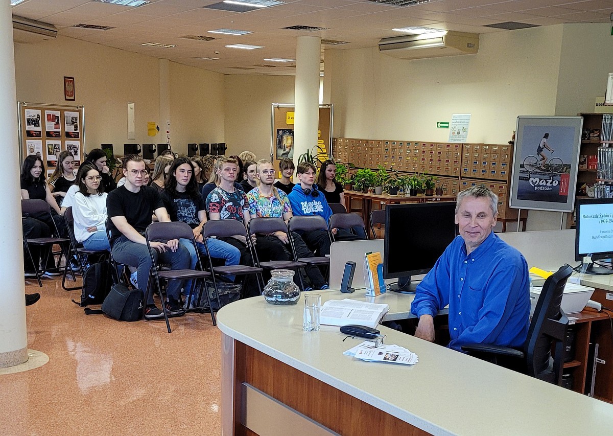 Zajęcia w Bibliotece Pedagogicznej. Młodzież poznała historię rodziny Ulmów - zdjęcie #17 - eOstroleka.pl