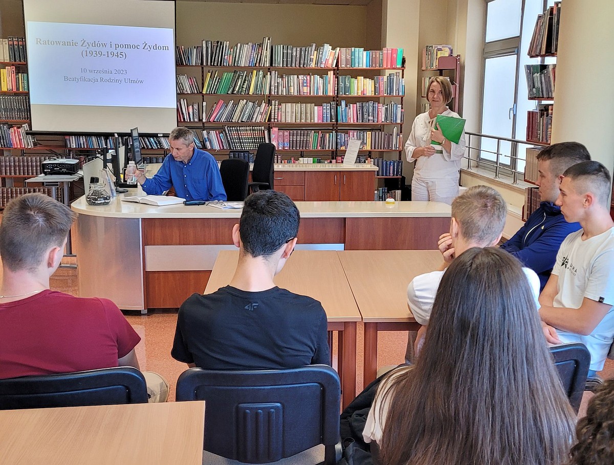 Zajęcia w Bibliotece Pedagogicznej. Młodzież poznała historię rodziny Ulmów - zdjęcie #16 - eOstroleka.pl