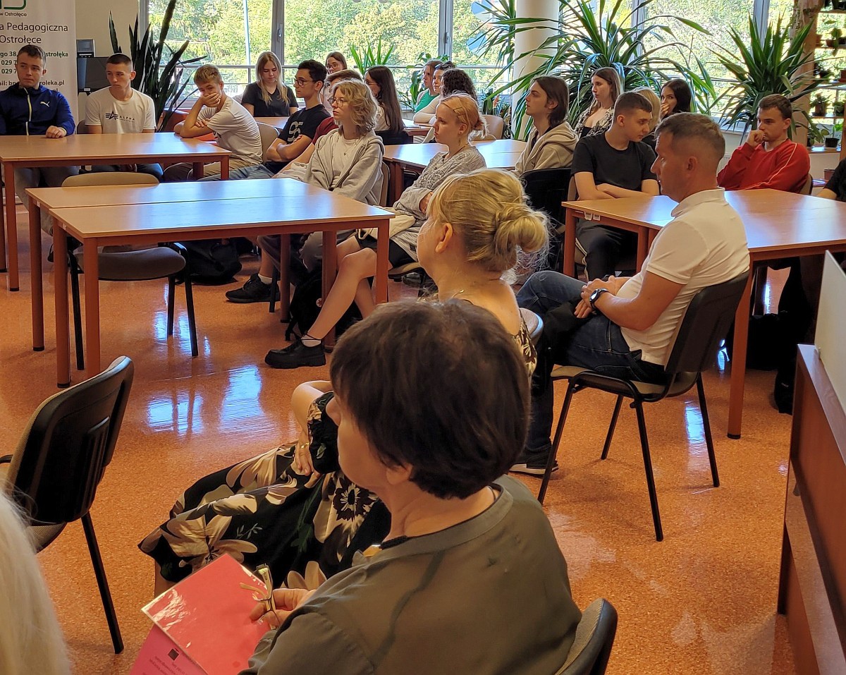 Zajęcia w Bibliotece Pedagogicznej. Młodzież poznała historię rodziny Ulmów - zdjęcie #15 - eOstroleka.pl
