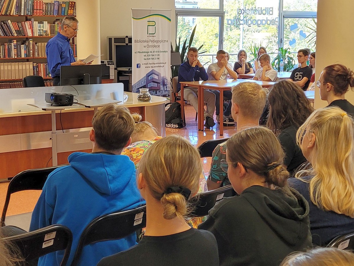 Zajęcia w Bibliotece Pedagogicznej. Młodzież poznała historię rodziny Ulmów - zdjęcie #13 - eOstroleka.pl