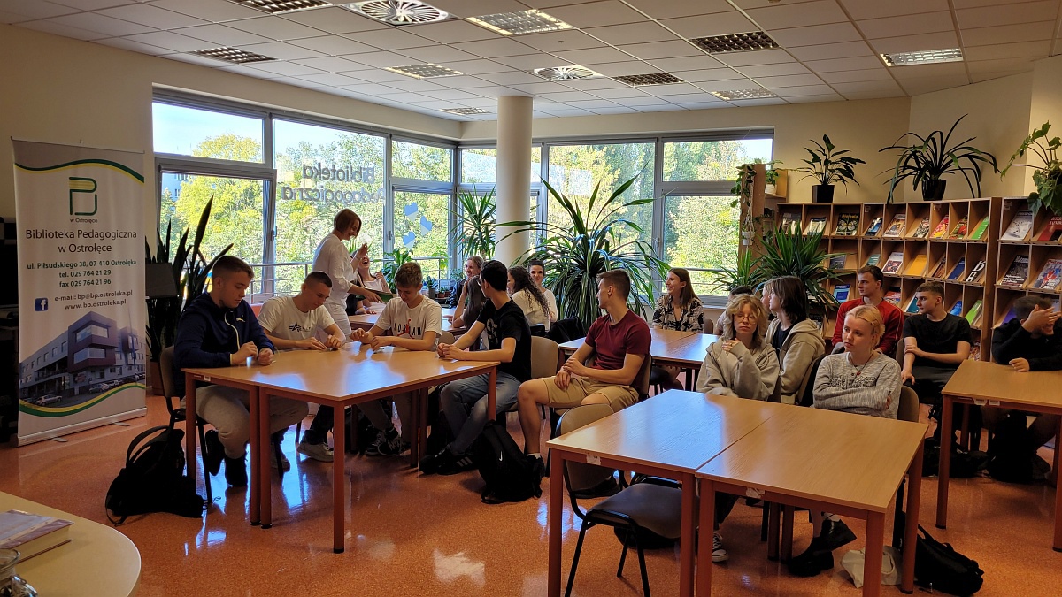 Zajęcia w Bibliotece Pedagogicznej. Młodzież poznała historię rodziny Ulmów - zdjęcie #12 - eOstroleka.pl