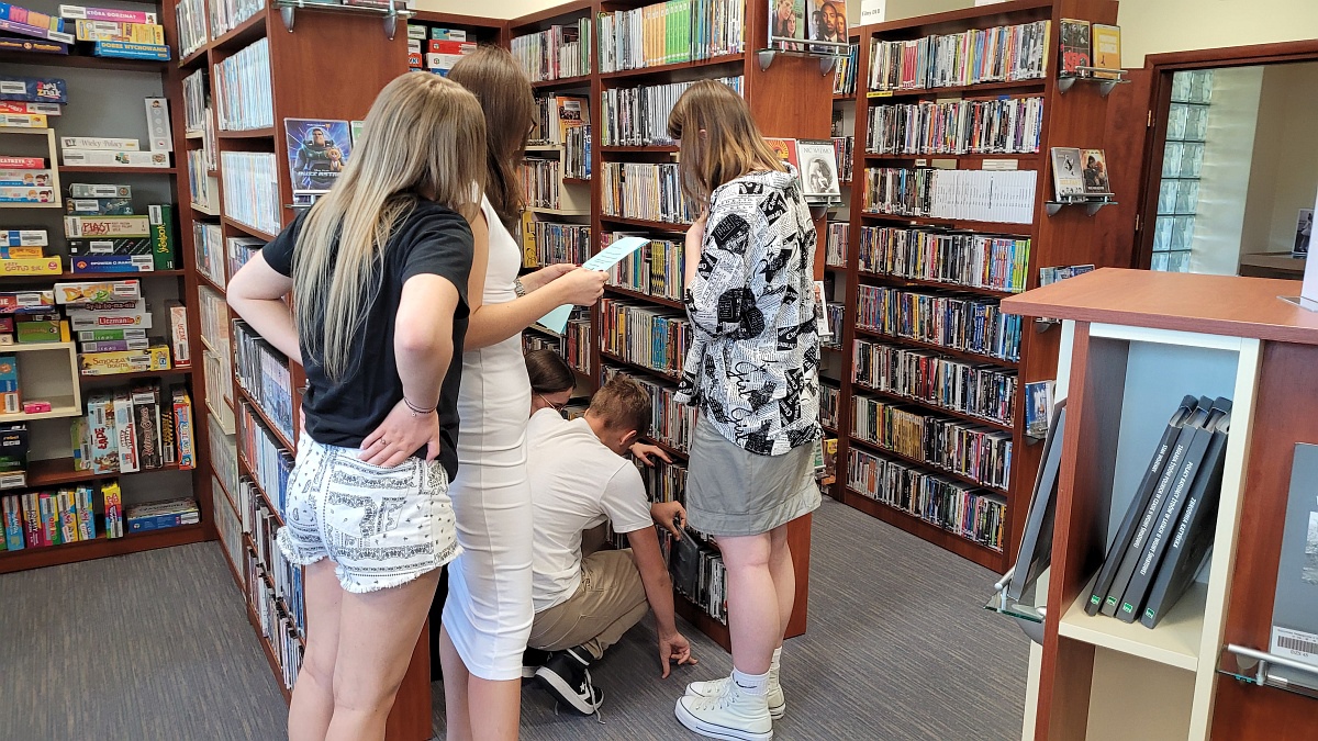Zajęcia w Bibliotece Pedagogicznej. Młodzież poznała historię rodziny Ulmów - zdjęcie #8 - eOstroleka.pl