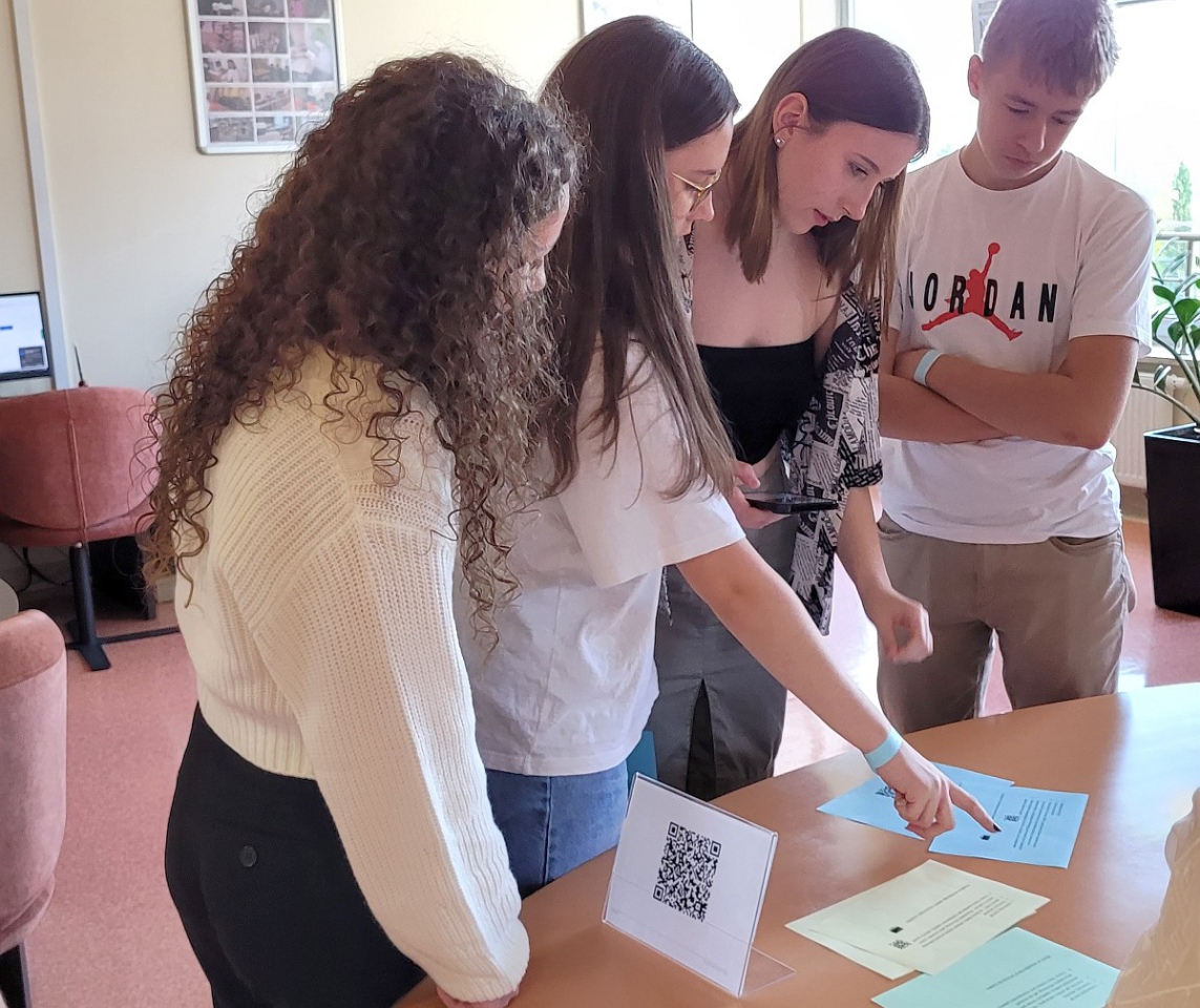 Zajęcia w Bibliotece Pedagogicznej. Młodzież poznała historię rodziny Ulmów - zdjęcie #7 - eOstroleka.pl