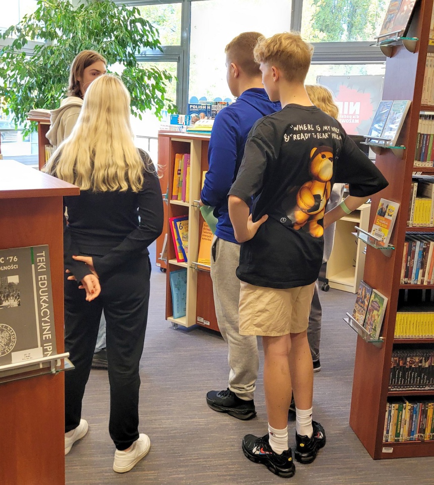 Zajęcia w Bibliotece Pedagogicznej. Młodzież poznała historię rodziny Ulmów - zdjęcie #5 - eOstroleka.pl