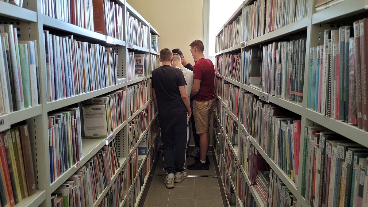 Zajęcia w Bibliotece Pedagogicznej. Młodzież poznała historię rodziny Ulmów - zdjęcie #4 - eOstroleka.pl