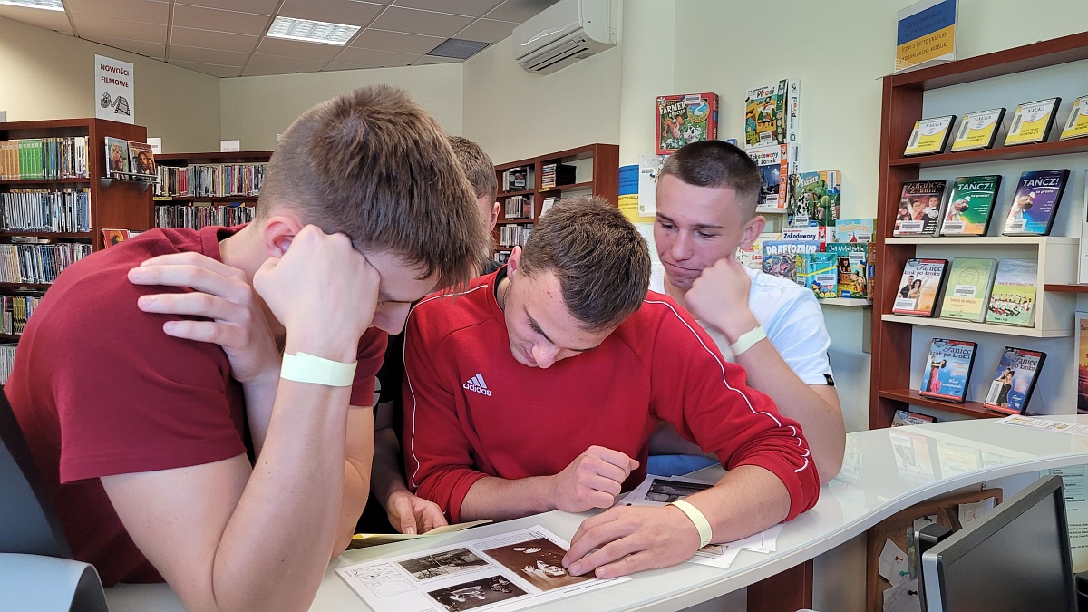 Zajęcia w Bibliotece Pedagogicznej. Młodzież poznała historię rodziny Ulmów - zdjęcie #3 - eOstroleka.pl