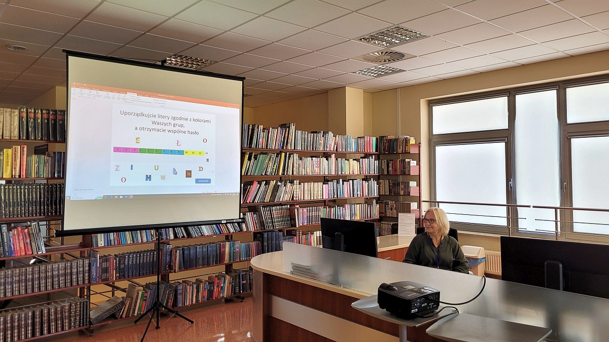 Zajęcia w Bibliotece Pedagogicznej. Młodzież poznała historię rodziny Ulmów - zdjęcie #2 - eOstroleka.pl