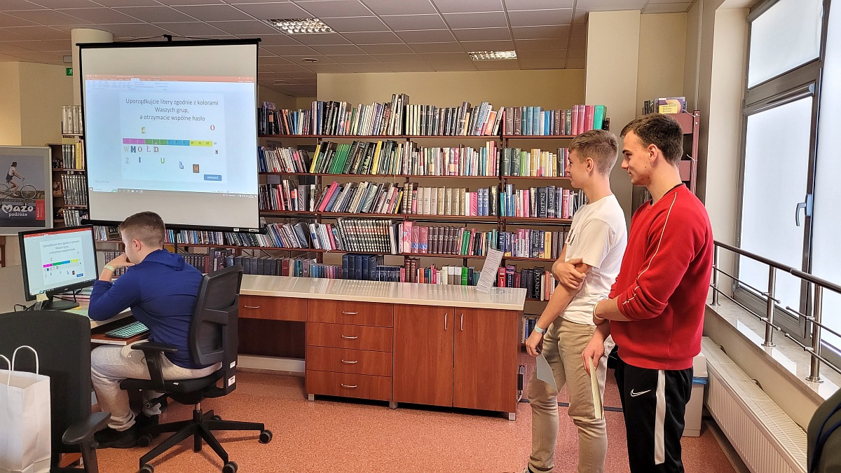Zajęcia w Bibliotece Pedagogicznej. Młodzież poznała historię rodziny Ulmów - zdjęcie #1 - eOstroleka.pl