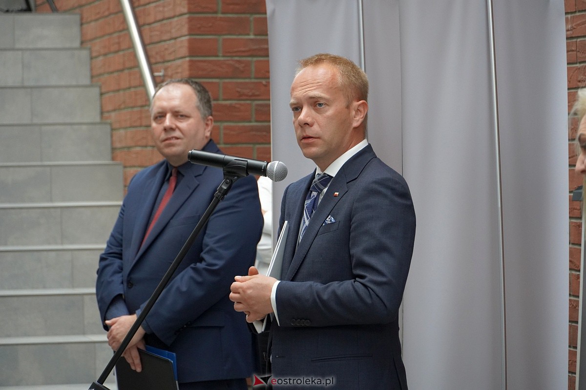 Otwarcie wystawy „Śmierć za człowieczeństwo. Rodzina Ulmów” i widowisko słowno-muzyczne pt.: „Kto ratuje jedno życie - ratuje cały świat” w MŻW [4.10.2023] - zdjęcie #57 - eOstroleka.pl