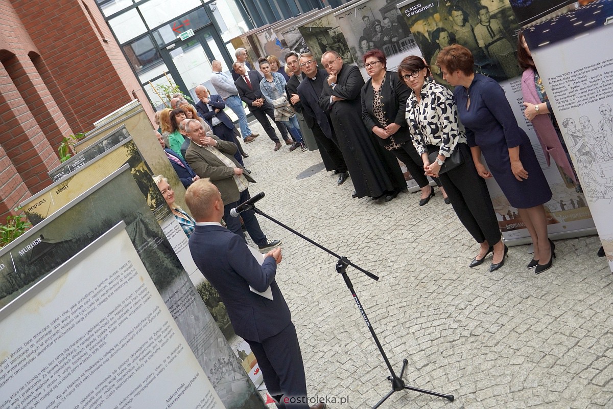 Otwarcie wystawy „Śmierć za człowieczeństwo. Rodzina Ulmów” i widowisko słowno-muzyczne pt.: „Kto ratuje jedno życie - ratuje cały świat” w MŻW [4.10.2023] - zdjęcie #55 - eOstroleka.pl
