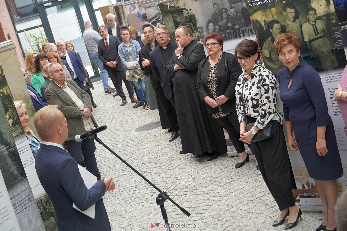 Otwarcie wystawy „Śmierć za człowieczeństwo. Rodzina Ulmów” i widowisko słowno-muzyczne pt.: „Kto ratuje jedno życie - ratuje cały świat” w MŻW [4.10.2023] - zdjęcie #54 - eOstroleka.pl