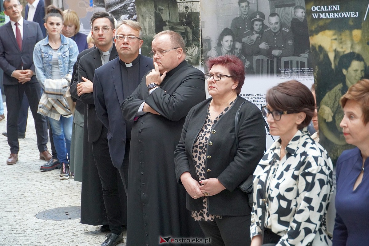 Otwarcie wystawy „Śmierć za człowieczeństwo. Rodzina Ulmów” i widowisko słowno-muzyczne pt.: „Kto ratuje jedno życie - ratuje cały świat” w MŻW [4.10.2023] - zdjęcie #53 - eOstroleka.pl