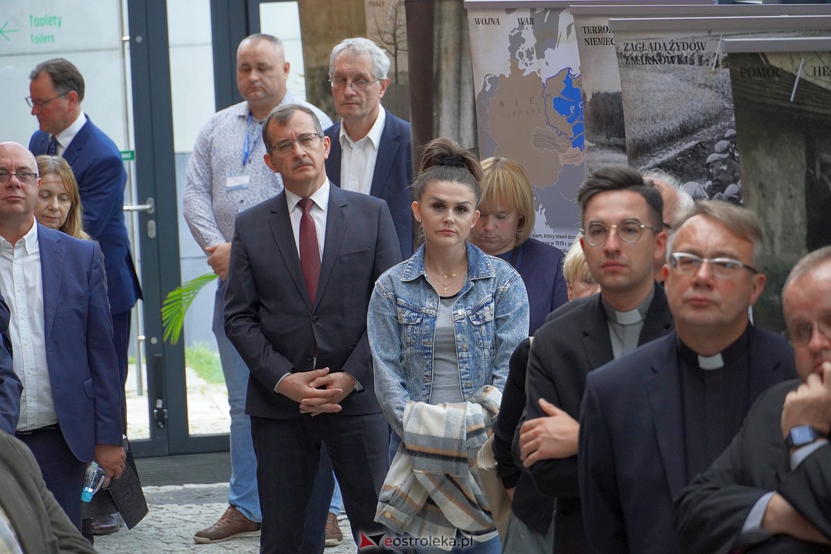 Otwarcie wystawy „Śmierć za człowieczeństwo. Rodzina Ulmów” i widowisko słowno-muzyczne pt.: „Kto ratuje jedno życie - ratuje cały świat” w MŻW [4.10.2023] - zdjęcie #52 - eOstroleka.pl