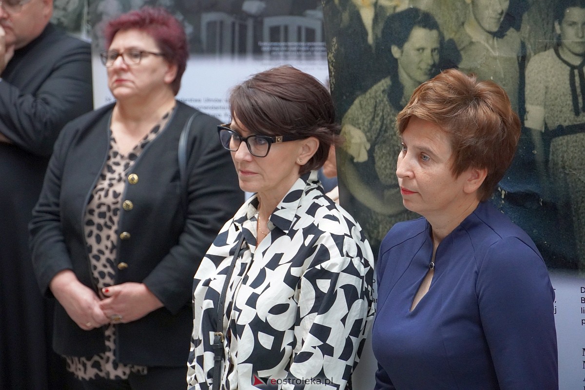 Otwarcie wystawy „Śmierć za człowieczeństwo. Rodzina Ulmów” i widowisko słowno-muzyczne pt.: „Kto ratuje jedno życie - ratuje cały świat” w MŻW [4.10.2023] - zdjęcie #50 - eOstroleka.pl