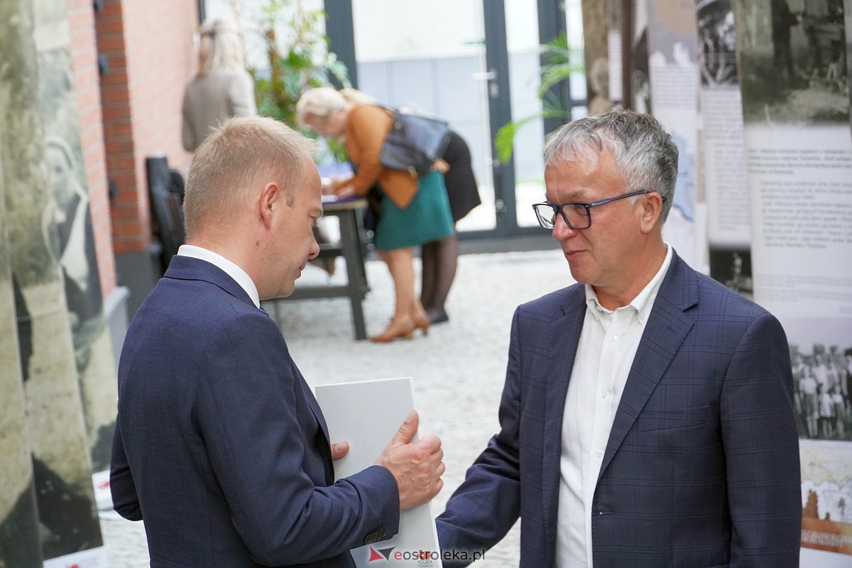 Otwarcie wystawy „Śmierć za człowieczeństwo. Rodzina Ulmów” i widowisko słowno-muzyczne pt.: „Kto ratuje jedno życie - ratuje cały świat” w MŻW [4.10.2023] - zdjęcie #49 - eOstroleka.pl