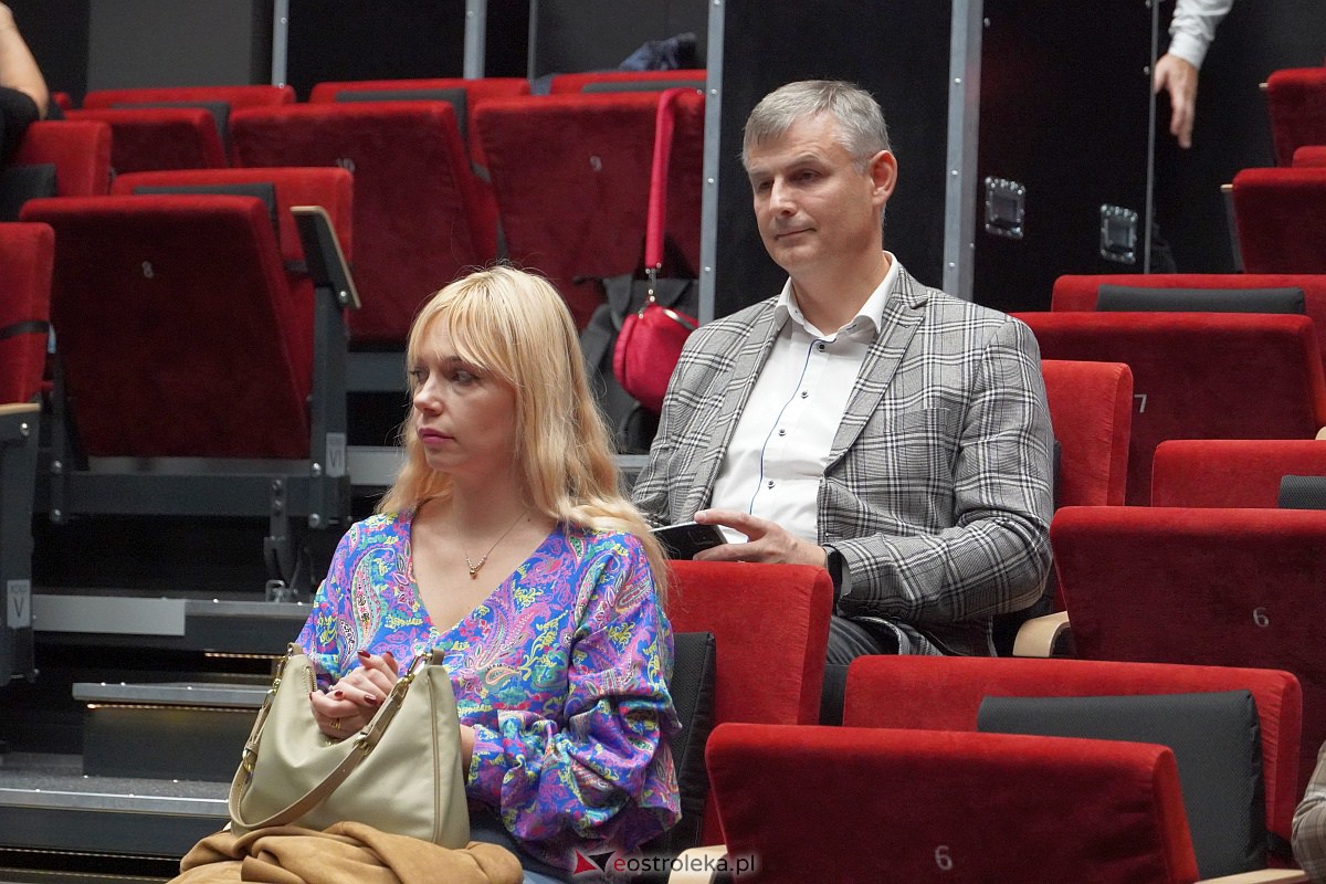 Otwarcie wystawy „Śmierć za człowieczeństwo. Rodzina Ulmów” i widowisko słowno-muzyczne pt.: „Kto ratuje jedno życie - ratuje cały świat” w MŻW [4.10.2023] - zdjęcie #45 - eOstroleka.pl