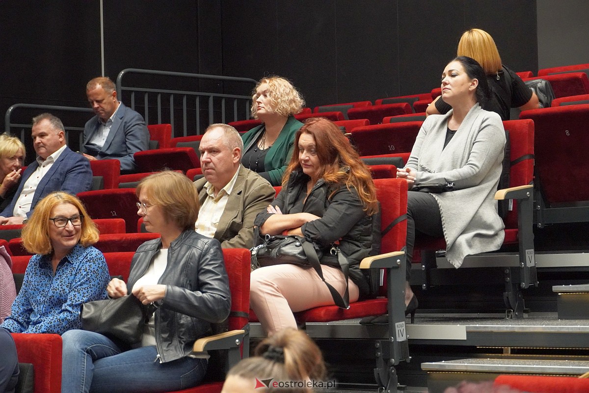 Otwarcie wystawy „Śmierć za człowieczeństwo. Rodzina Ulmów” i widowisko słowno-muzyczne pt.: „Kto ratuje jedno życie - ratuje cały świat” w MŻW [4.10.2023] - zdjęcie #44 - eOstroleka.pl