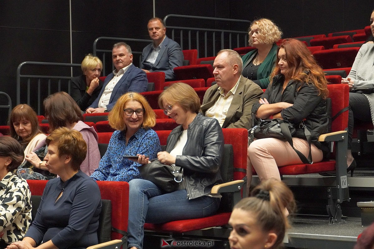 Otwarcie wystawy „Śmierć za człowieczeństwo. Rodzina Ulmów” i widowisko słowno-muzyczne pt.: „Kto ratuje jedno życie - ratuje cały świat” w MŻW [4.10.2023] - zdjęcie #43 - eOstroleka.pl