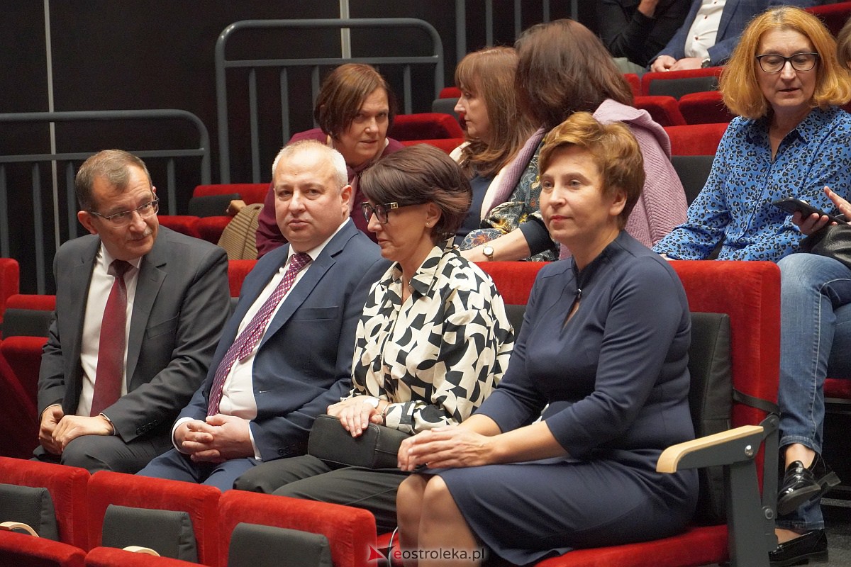 Otwarcie wystawy „Śmierć za człowieczeństwo. Rodzina Ulmów” i widowisko słowno-muzyczne pt.: „Kto ratuje jedno życie - ratuje cały świat” w MŻW [4.10.2023] - zdjęcie #42 - eOstroleka.pl
