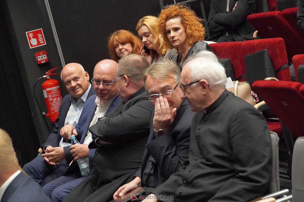 Otwarcie wystawy „Śmierć za człowieczeństwo. Rodzina Ulmów” i widowisko słowno-muzyczne pt.: „Kto ratuje jedno życie - ratuje cały świat” w MŻW [4.10.2023] - zdjęcie #41 - eOstroleka.pl