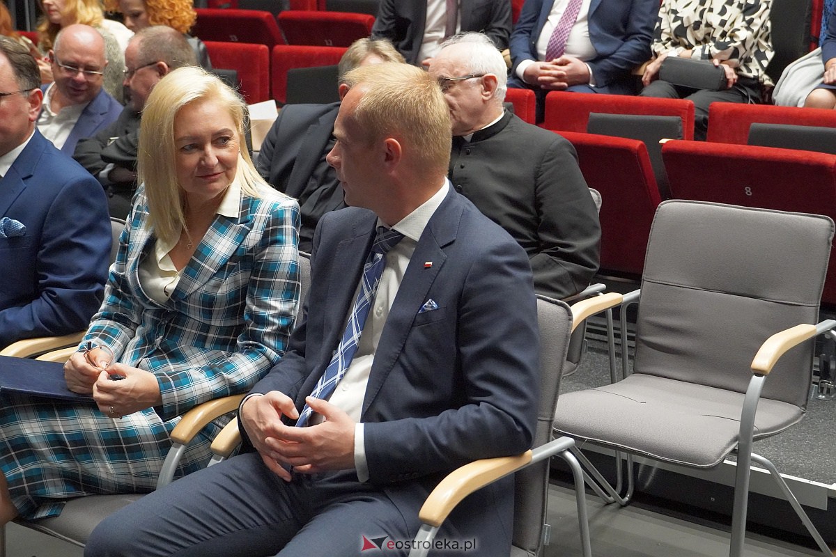 Otwarcie wystawy „Śmierć za człowieczeństwo. Rodzina Ulmów” i widowisko słowno-muzyczne pt.: „Kto ratuje jedno życie - ratuje cały świat” w MŻW [4.10.2023] - zdjęcie #40 - eOstroleka.pl