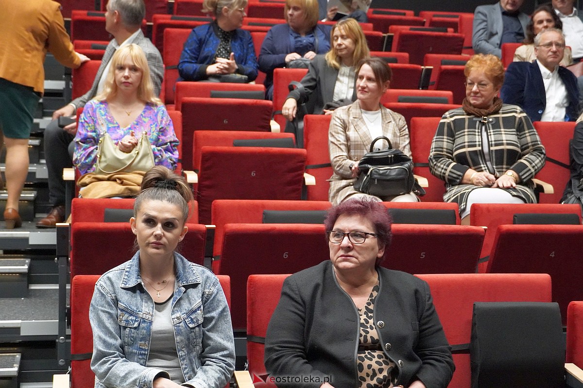Otwarcie wystawy „Śmierć za człowieczeństwo. Rodzina Ulmów” i widowisko słowno-muzyczne pt.: „Kto ratuje jedno życie - ratuje cały świat” w MŻW [4.10.2023] - zdjęcie #39 - eOstroleka.pl