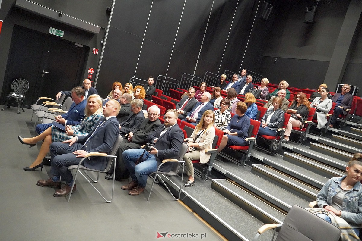 Otwarcie wystawy „Śmierć za człowieczeństwo. Rodzina Ulmów” i widowisko słowno-muzyczne pt.: „Kto ratuje jedno życie - ratuje cały świat” w MŻW [4.10.2023] - zdjęcie #38 - eOstroleka.pl