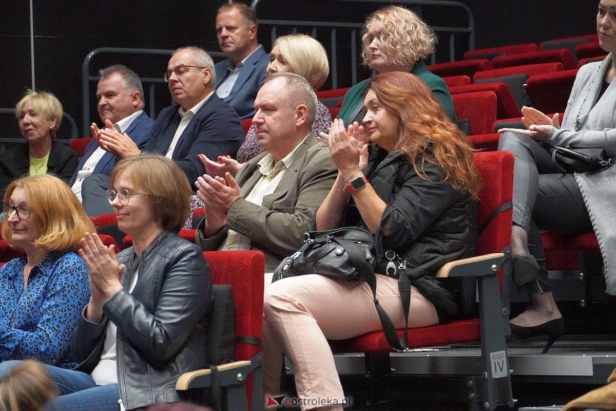Otwarcie wystawy „Śmierć za człowieczeństwo. Rodzina Ulmów” i widowisko słowno-muzyczne pt.: „Kto ratuje jedno życie - ratuje cały świat” w MŻW [4.10.2023] - zdjęcie #35 - eOstroleka.pl