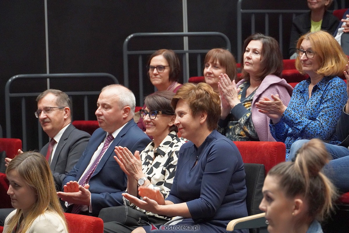 Otwarcie wystawy „Śmierć za człowieczeństwo. Rodzina Ulmów” i widowisko słowno-muzyczne pt.: „Kto ratuje jedno życie - ratuje cały świat” w MŻW [4.10.2023] - zdjęcie #34 - eOstroleka.pl