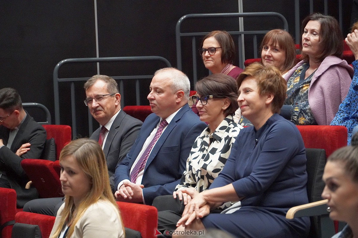 Otwarcie wystawy „Śmierć za człowieczeństwo. Rodzina Ulmów” i widowisko słowno-muzyczne pt.: „Kto ratuje jedno życie - ratuje cały świat” w MŻW [4.10.2023] - zdjęcie #33 - eOstroleka.pl