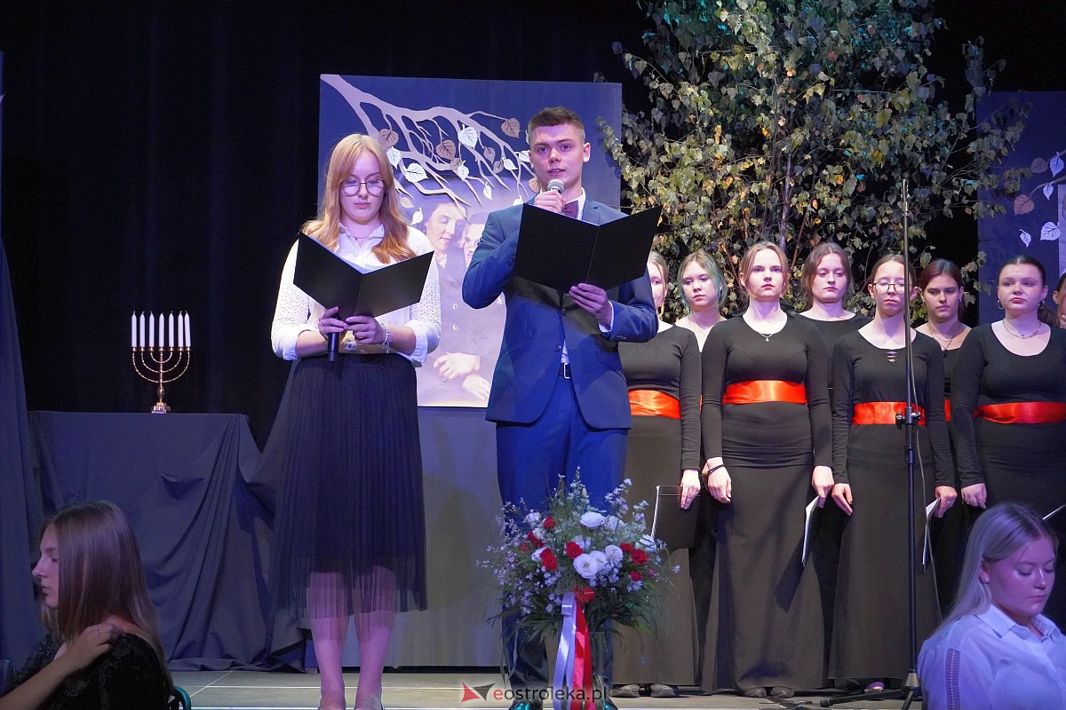 Otwarcie wystawy „Śmierć za człowieczeństwo. Rodzina Ulmów” i widowisko słowno-muzyczne pt.: „Kto ratuje jedno życie - ratuje cały świat” w MŻW [4.10.2023] - zdjęcie #9 - eOstroleka.pl