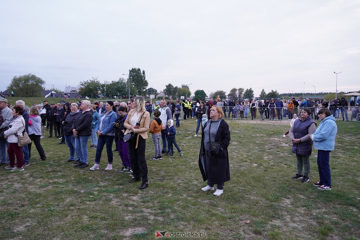 Top Girls i Zenek Martyniuk na Plaży Miejskiej w Ostrołęce [6.10.2023] - zdjęcie #40 - eOstroleka.pl