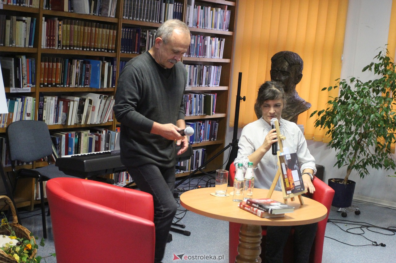 Noc Bibliotek 2023. Wojciech Jagielski [8.10.2023] - zdjęcie #15 - eOstroleka.pl