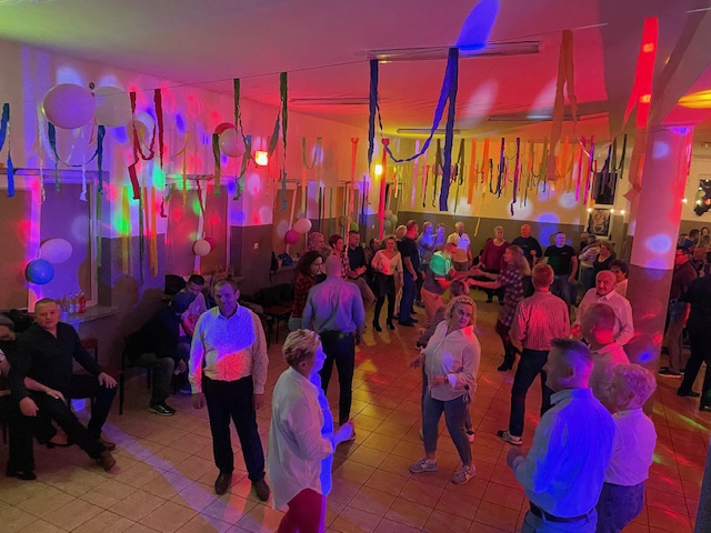 Potańcówka w Łęgu Przedmiejskim: jak z filmu Barei [07.10.2023] - zdjęcie #23 - eOstroleka.pl