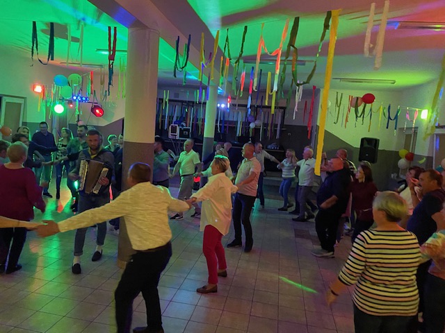 Potańcówka w Łęgu Przedmiejskim: jak z filmu Barei [07.10.2023] - zdjęcie #21 - eOstroleka.pl