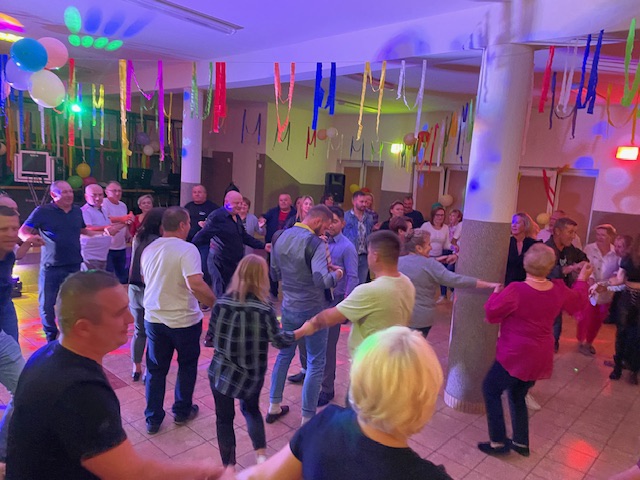 Potańcówka w Łęgu Przedmiejskim: jak z filmu Barei [07.10.2023] - zdjęcie #20 - eOstroleka.pl