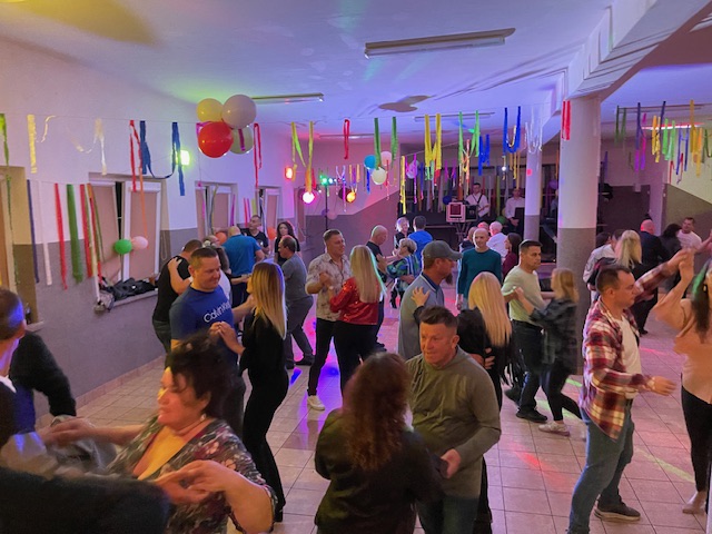 Potańcówka w Łęgu Przedmiejskim: jak z filmu Barei [07.10.2023] - zdjęcie #18 - eOstroleka.pl