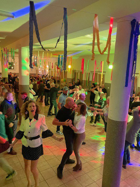 Potańcówka w Łęgu Przedmiejskim: jak z filmu Barei [07.10.2023] - zdjęcie #15 - eOstroleka.pl