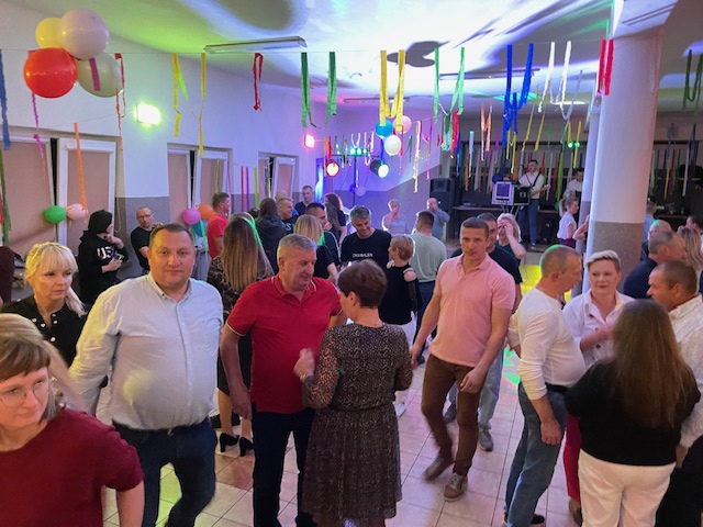 Potańcówka w Łęgu Przedmiejskim: jak z filmu Barei [07.10.2023] - zdjęcie #14 - eOstroleka.pl